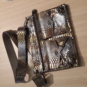 LEATHEROCK CROSSBODY